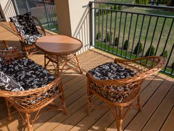 Taras, na którym znajduje się stolik i krzesła