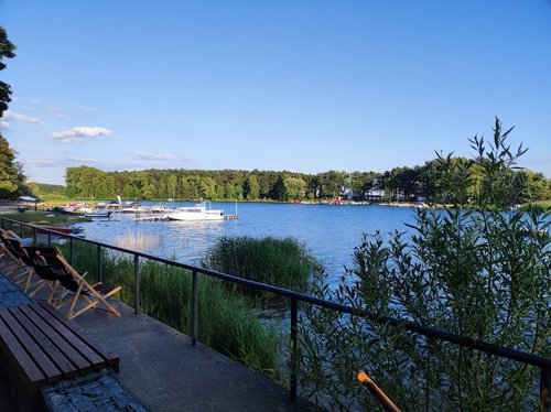 Taras, na którym stoi stolik i krzesła